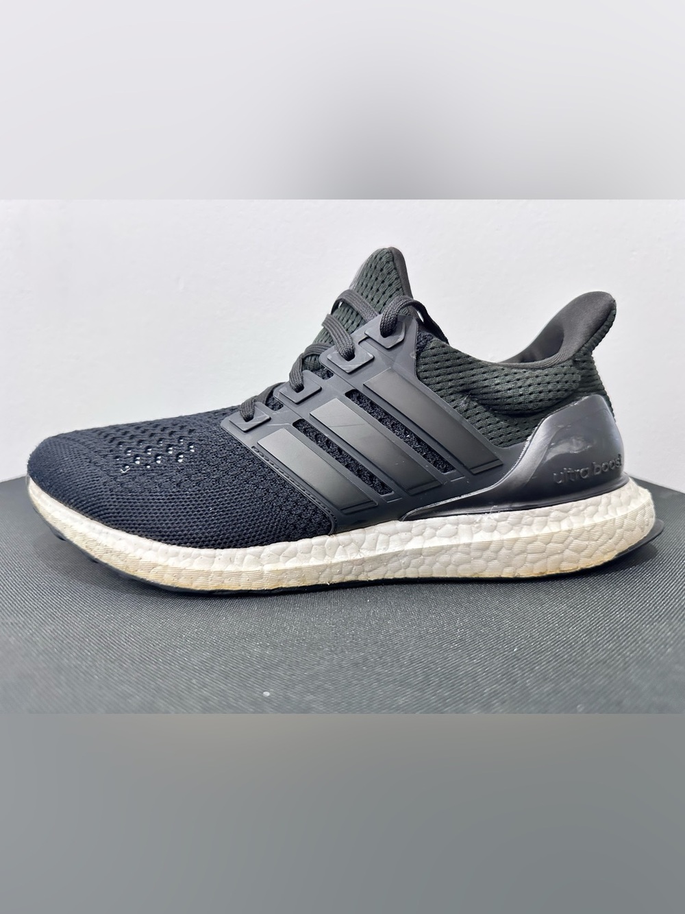 ADIDAS ULTRABOOST 1.0 ATHLETIC RUNNING SHOES BLACK AND WHITE SIZE: 10 MENS